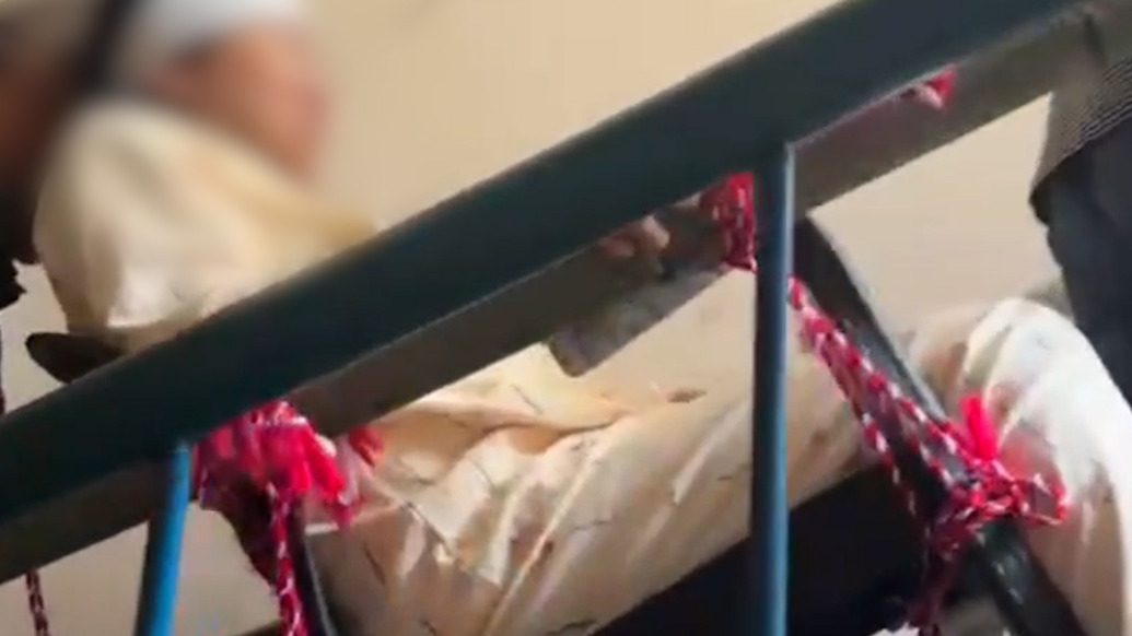 担忧儿媳剖腹产伤口疼,公爹与大伯化身“挑山工”抬上六楼