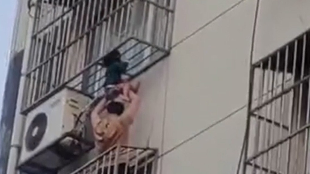 幼童從5樓墜落卡4樓防盜窗，3樓鄰居破拆自家窗戶托舉