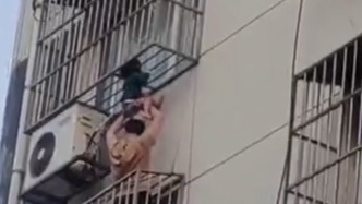 幼童從5樓墜落卡4樓防盜窗，3樓鄰居破拆自家窗戶托舉