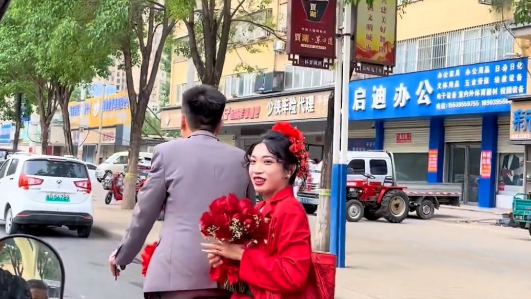 新人騎“二八大杠”接親,20分鐘騎程收獲一路祝福