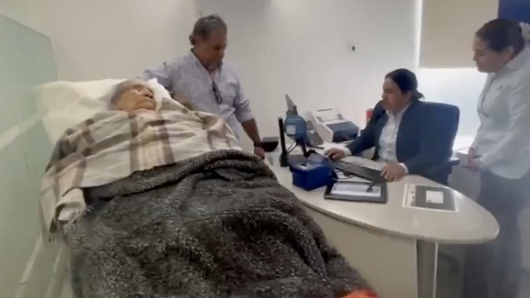 墨西哥發(fā)生荒唐事件!96歲老人被抬進(jìn)銀行要求人臉識別解凍賬戶