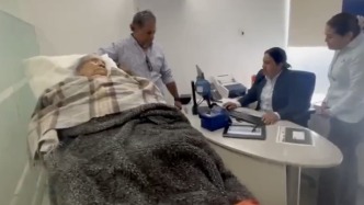 墨西哥發生荒唐事件！96歲老人被抬進銀行要求人臉識別解凍賬戶