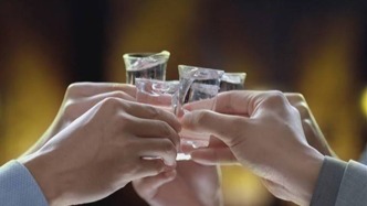男子聚餐饮酒后身亡，同桌3人被判赔偿近20万元
