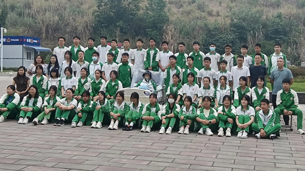痛心!病重男孩與全班拍畢業照次日離世