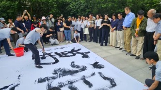上海青少年书法学习园开园：少年以巨笔书写《祖国万岁》