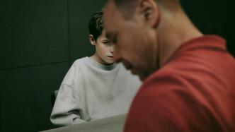 澎湃思想周报｜《混沌少年时》与青少年社媒禁令；自雇陷阱
