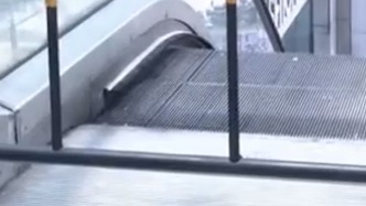商業(yè)街把故障電梯當(dāng)普通步梯使用，男孩使用過程中磕傷腿部