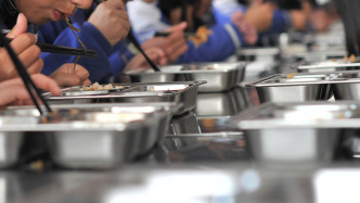 学生靠老干妈下饭、职工餐肉类又多又好？纪委出手整治