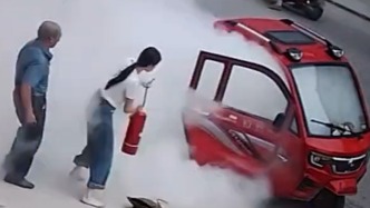 發(fā)現(xiàn)老年代步車起火，女店主拿著滅火器赤腳沖出來撲救