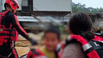 積水超一米，強降雨致廣西一村莊內澇，消防駕橡皮艇救出5人