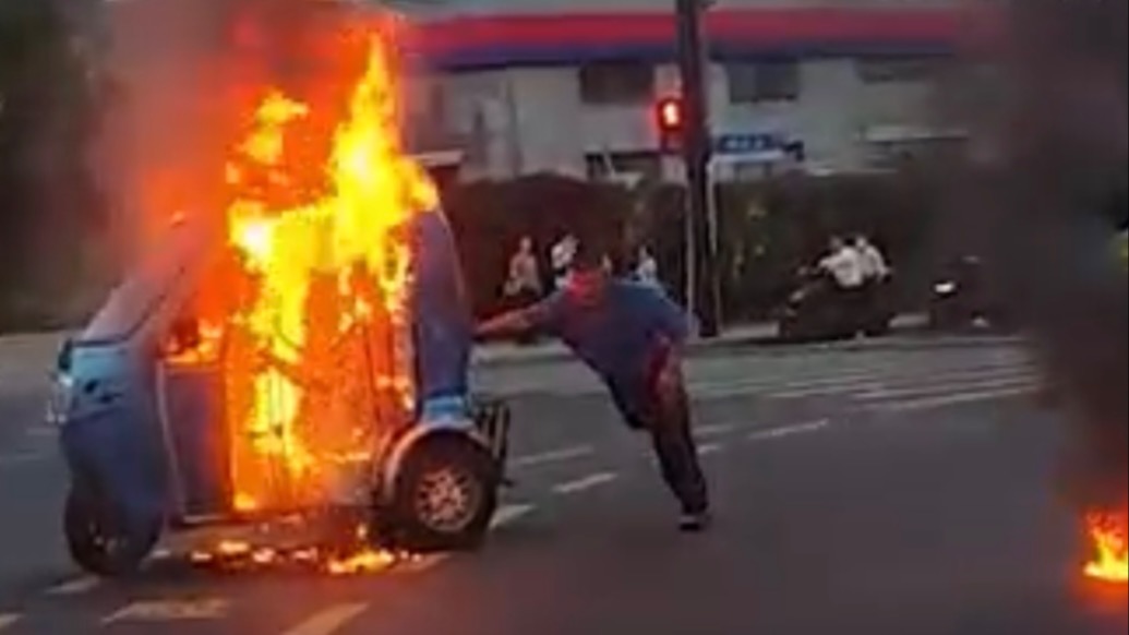 “老頭樂”街頭失火,獨腿老人不知所措,上海消防員“0秒”出警