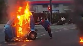 “老頭樂”街頭失火，獨腿老人不知所措，上海消防員“0秒”出警