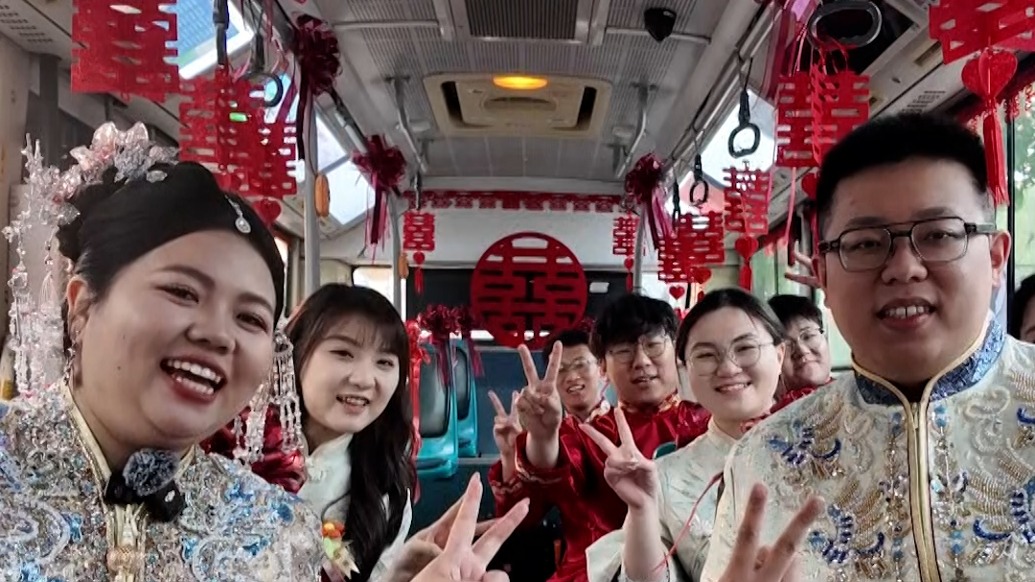 環保又熱鬧！“00后”新人用公交車作婚車，親友車上歡樂互動
