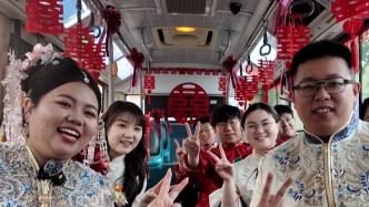环保又热闹！“00后”新人用公交车作婚车，亲友车上欢乐互动