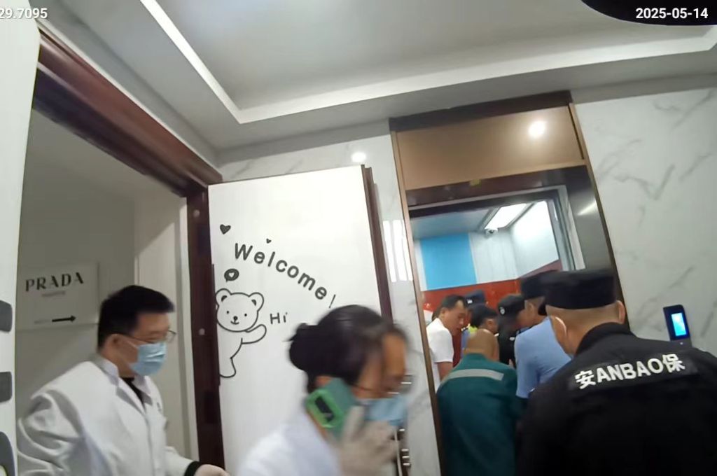 男子服用头孢后饮酒应酬致昏迷在家，救援人员破门施救后脱险