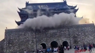 安徽鳳陽(yáng)：鼓樓樓宇頂部一側(cè)瓦片部分脫落，無(wú)人員傷亡