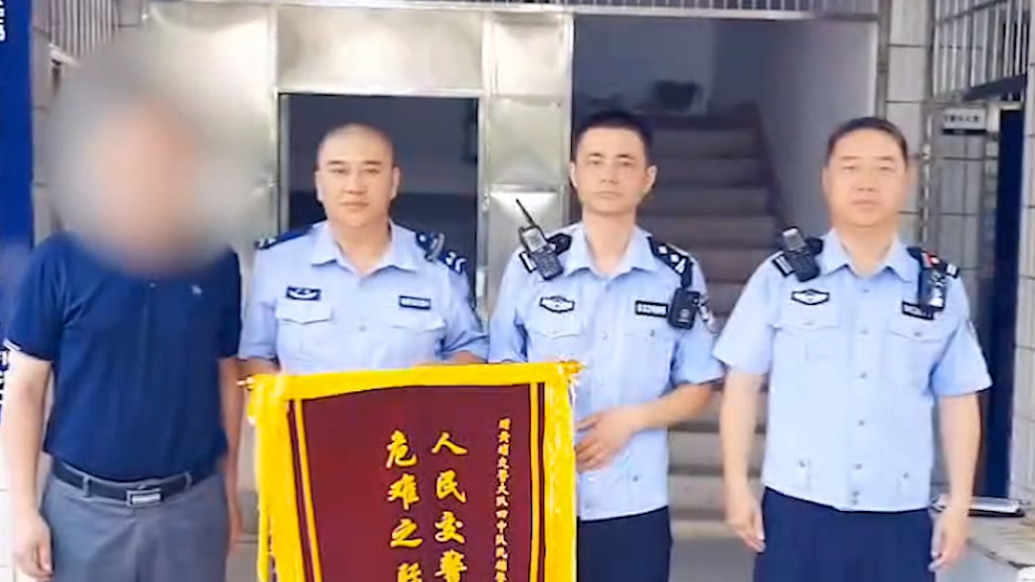 爸爸開(kāi)車突發(fā)不適，男孩果斷求助交警送醫(yī)