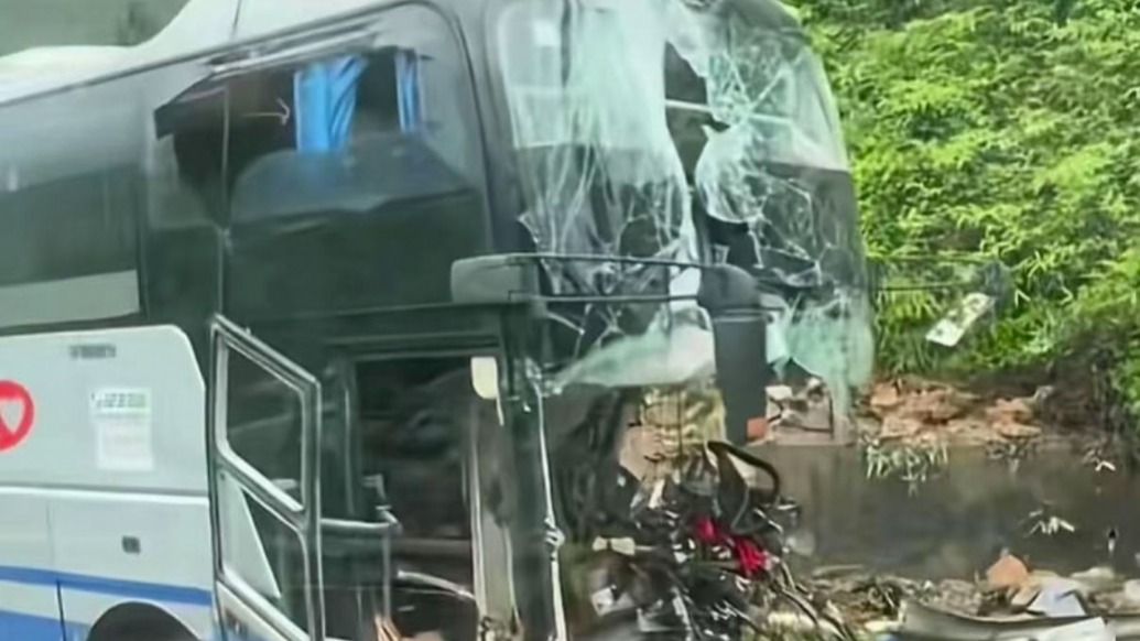 大巴穿越道路隔離帶撞上山體,廣東肇慶交警:2死2傷