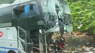 大巴穿越道路隔離帶撞上山體，廣東肇慶交警：2死2傷