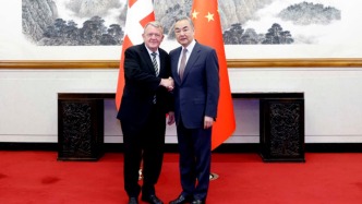 王毅同丹麥外交大臣會談，表示在格陵蘭問題充分尊重丹麥主權和領土完整