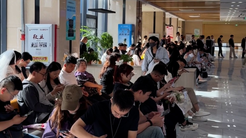 新人520凌晨2點排隊領(lǐng)證:希望得到第一份祝福