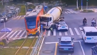 罐車撞上行駛中的有軌電車，湖北黃石回應(yīng)：兩人擦傷，已恢復(fù)運(yùn)營