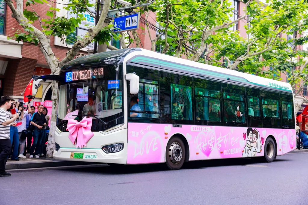 设甜蜜打卡点、还能当婚车，上海定制公交车变身“幸福专列”