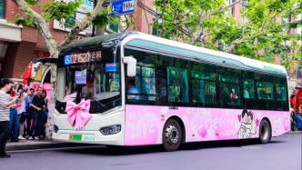 設(shè)甜蜜打卡點、還能當(dāng)婚車，上海定制公交車變身“幸福專列”