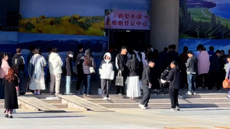 婚姻登记全国通办后的首个520，多地情侣赴赛里木湖领证