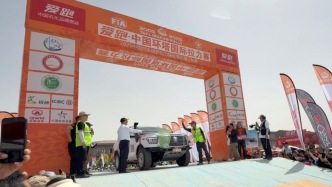穿越沙漠的飞驰盛宴，2025环塔国际拉力赛发车