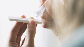 国家卫健委：近期新冠疫情小幅上升，但疾病的临床严重性未发生显著变化