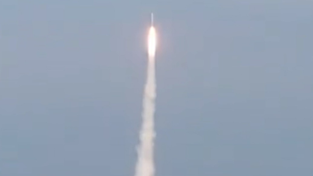 “一箭四星”沖天!市民在日照海邊拍下震撼一幕