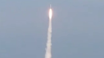 “一箭四星”沖天！市民在日照海邊拍下震撼一幕