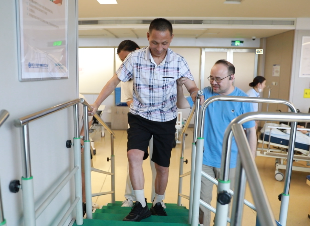 全国首例闭环脊髓神经接口手术在浙江完成，截瘫患者实现自主行走
