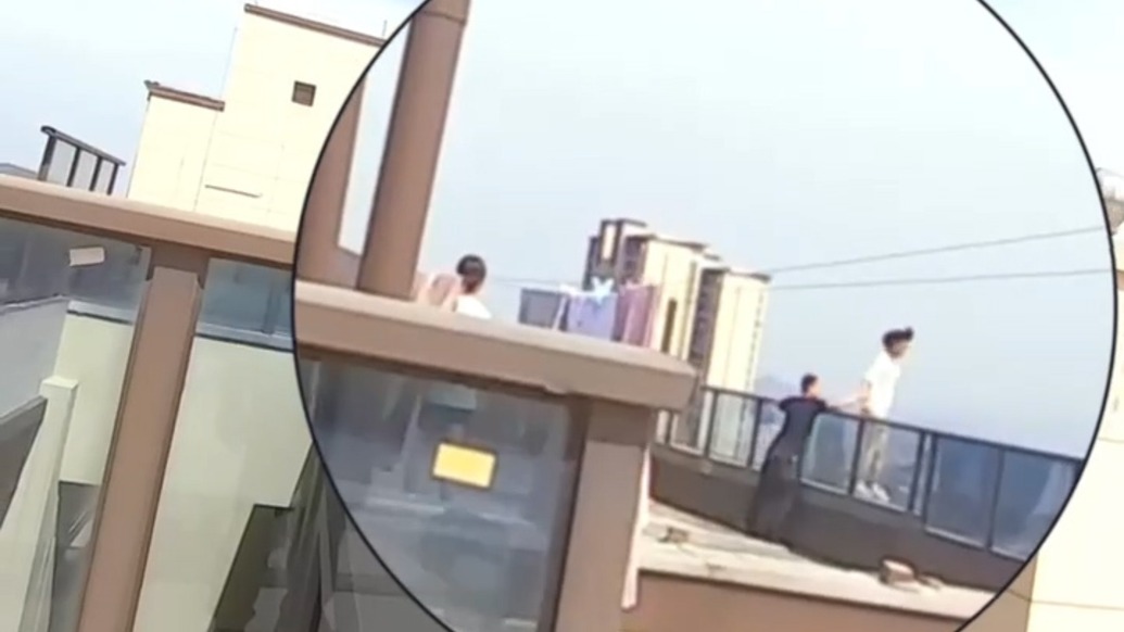 生死瞬間！特警一把拽回欲輕生女孩，安慰“人生沒有過不去的坎”