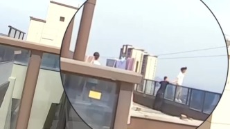 生死瞬间！特警一把拽回欲轻生女孩，安慰“人生没有过不去的坎”