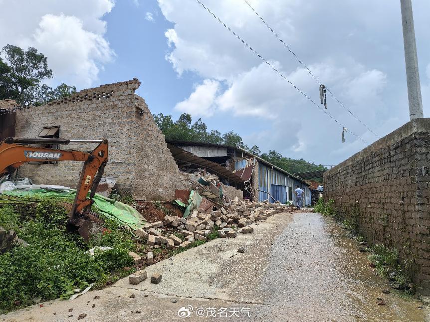 广东茂名信宜出现龙卷，一家具厂铁皮房受损