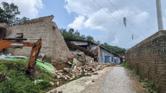 廣東茂名信宜出現(xiàn)龍卷，一家具廠鐵皮房受損