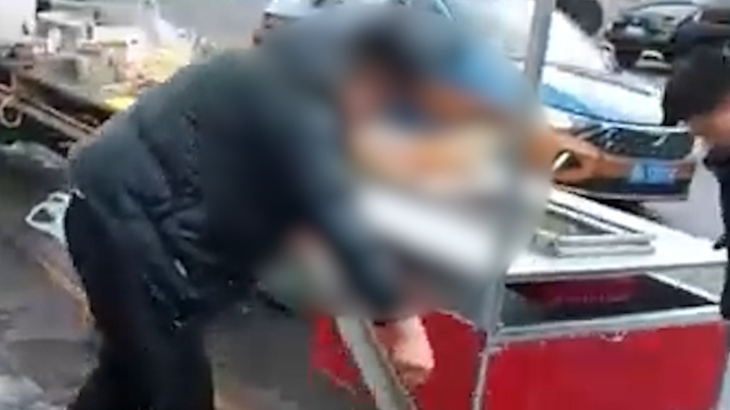 流动摊贩往马路倾倒泔水还辱骂环卫工，被罚1500元并道歉