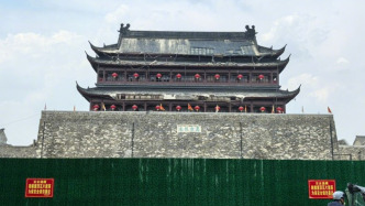 凤阳文旅局长回应鼓楼瓦片脱落：楼宇是否属于文物？施工经费用在何处？