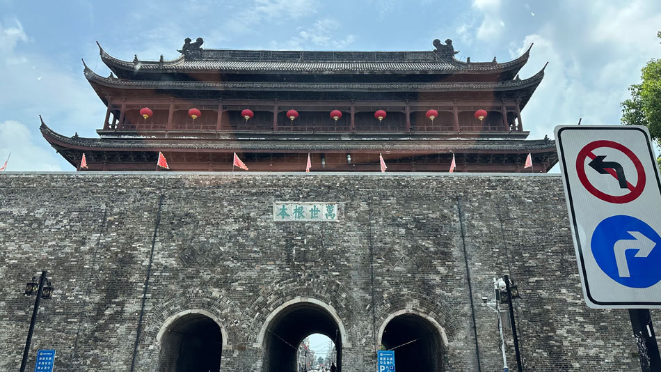 凤阳文旅局回应鼓楼瓦片脱落：鼓楼楼宇系仿古建筑，动工时已履行报批手续