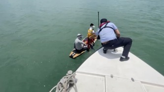 游客槳板海釣遇風向突變無法靠岸，海岸警察出動救援