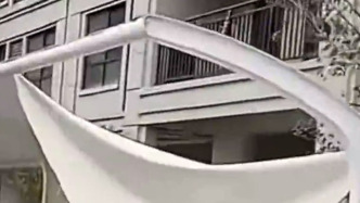 女子12楼封阳台不慎坠地后向丈夫喊：我还没死快打120！