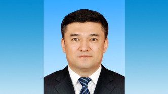 西爾艾力·外力任吐魯番市副市長、代理市長，朱繼坤任副市長