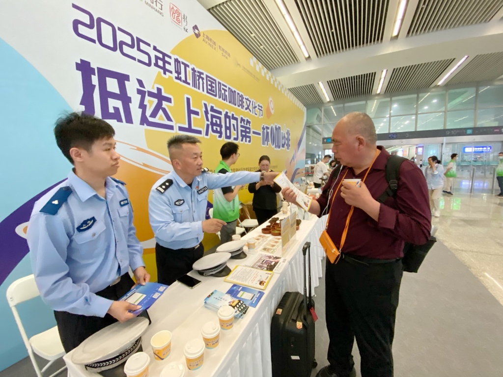 “抵沪第一杯咖啡”送进虹桥机场到达层，刚下飞机就能免费喝