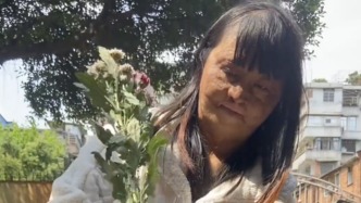 “要撫養(yǎng)孩子長大”，女子因火災毀容致殘帶著兒子賣花生活
