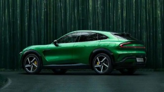 当雷军发布宝石绿色小米YU7，“中国邮政车”成网友热评