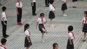 央視網(wǎng)評(píng)廣東校服自愿原則：斬?cái)唷敖y(tǒng)一著裝”背后的利益臍帶
