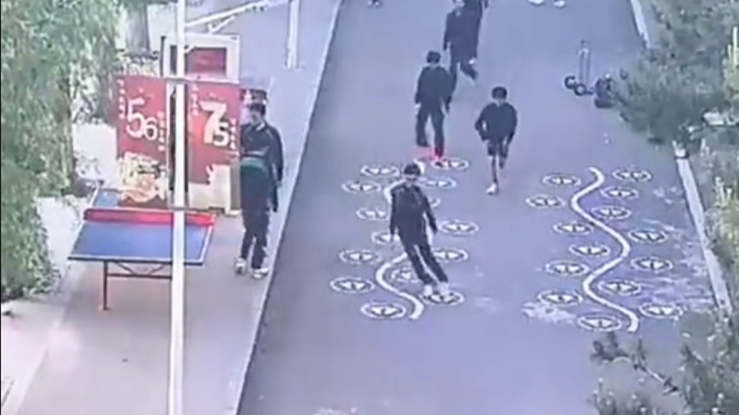 “這個舉動治愈了多少心靈”!學生們玩跳房子每次都要重畫,校長直接用油漆畫滿小路