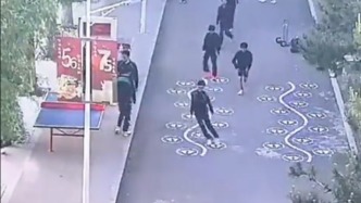 “這個舉動治愈了多少心靈”！學生們玩跳房子每次都要重畫，校長直接用油漆畫滿小路